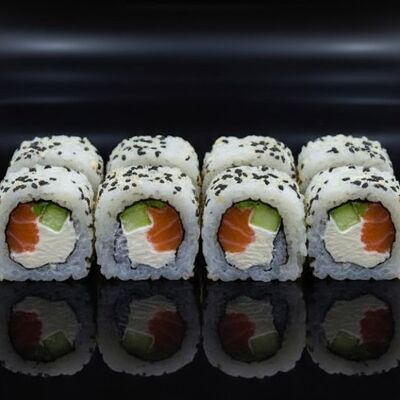 Ролл кунжут, лосось, огурец и сыр в FIX NINJA по цене 600 ₽