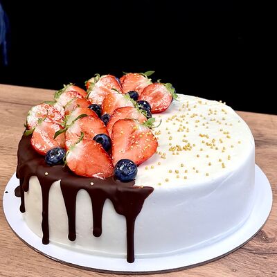 Торт Ягодный полумесяц в Nu Natali Cakes по цене 3900 ₽
