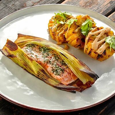 Кижуч, запеченный в кукурузных листьях, с кукурузой грильв Про печь по цене 1085 ₽