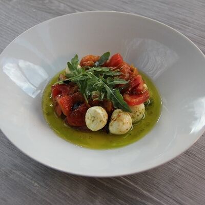 Капрезе с печеным перцем в Pomidoroff по цене 540 ₽