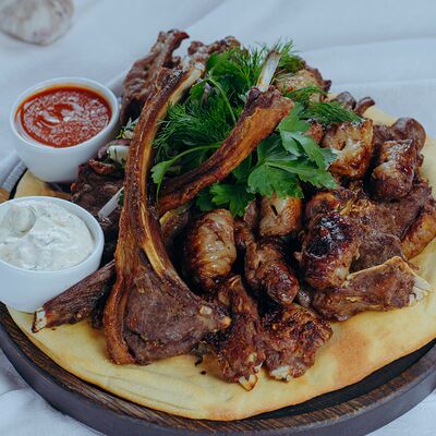 Ассорти шашлыков из баранины с овощами гриль в Роланд по цене 5400 ₽