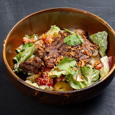 Стейк скёрт с овощами и листьями салатов в Гриль-бар Балкон по цене 1089 ₽