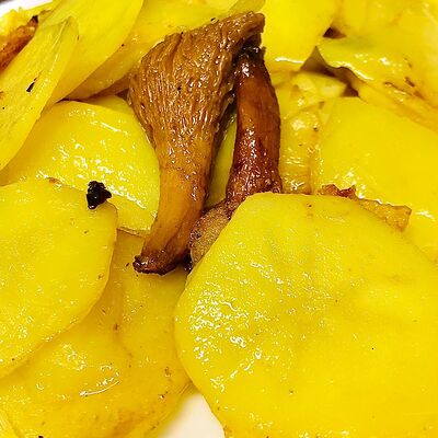 Жареная картошка с лисичками в Мангал House по цене 400 ₽