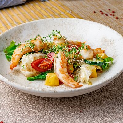 Салат с темпурной креветкой и манго в Бурито по цене 780 ₽