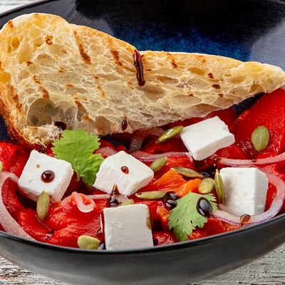 С печеным перцем и сыром Фета в Чили пицца по цене 600 ₽