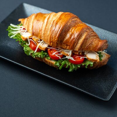 Сэндвич с курицей и соусом цезарь в Два веселых гуся по цене 620 ₽