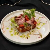 Картофельная вафля с ростбифом и соусом вителло в Правда