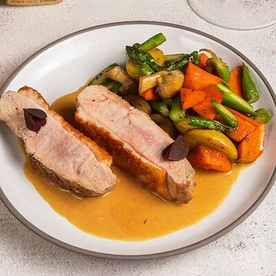 Филе утки с овощами в Потроха по цене 969