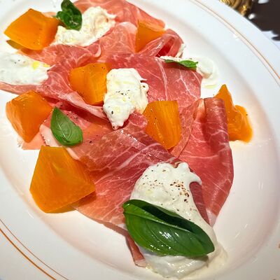 Прошутто di San Daniele, хурма и страчателла в Ava по цене 1090 ₽