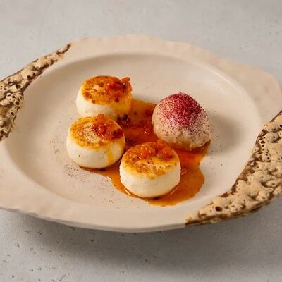 Сырники с облепиховым джемомв Hug по цене 680 ₽