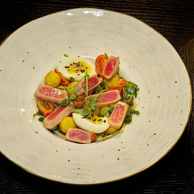 Салат Нисуаз с обжаренным тунцом в Гастропаб 40 по цене 680 ₽