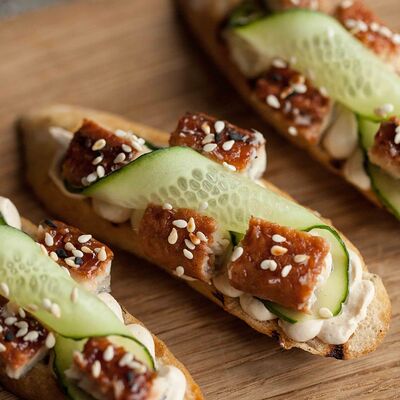 Брускетта с угрем, огурцом и кремом унаги 8 шт.в Svekla Catering по цене 2100 ₽