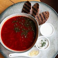 Борщ с солодовым хлебом и салом в Chalet River Club