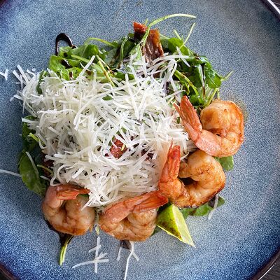 Цезарь с тигровыми креветками в Огонек по цене 680 ₽