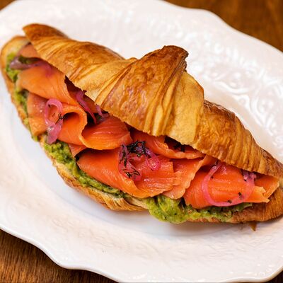 Круассан с лососем фирменного посола, гуакамоле в Cook cafeshop по цене 790 ₽