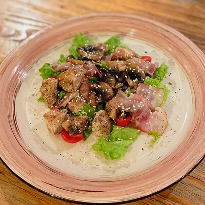 Теплый салат с курицей и грибами в Liberty по цене 180 ₽