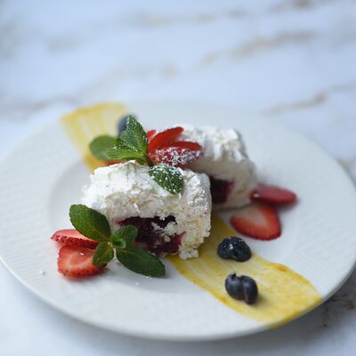 Меренга с соусом манго в Сметана на Б. Садовой по цене 429 ₽