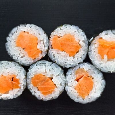 Маки с копченым лососем в More sushi по цене 379 ₽