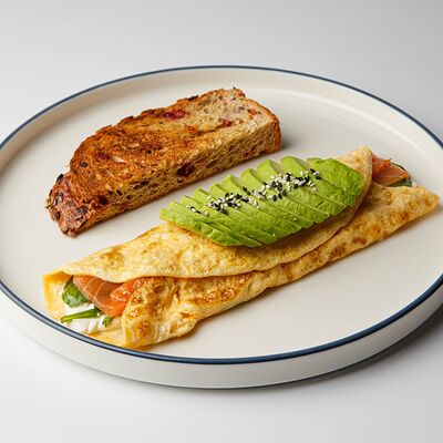 Омлетный конверт Лосось и авокадов Avo kitchen & bar по цене 950 ₽