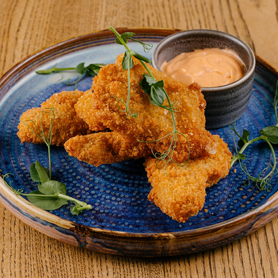 Палочки куриные с соусом Тейсти в Кубанские пивоварни по цене 390 ₽