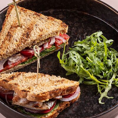 Зерновой тост с курицей и беконом в Avgust13 по цене 910 ₽