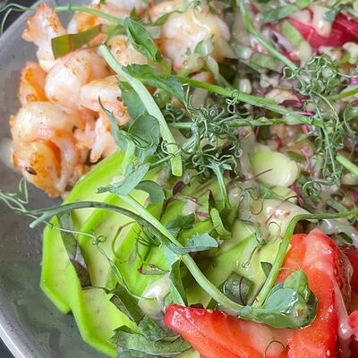 Боул с креветкамив Albert coffee по цене 690 ₽