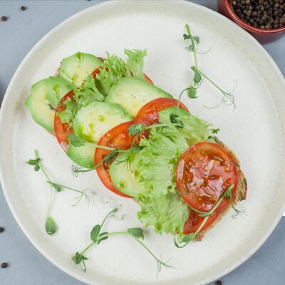 Брускетта с томатами и авокадо в Eat fresh по цене 450 ₽