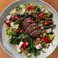 Стейк-салат, спаржа, соус грин годдес в Maya