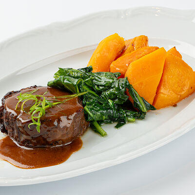 Филе говядины в перечном соусе с тыквой и шпинатом в Магадан по цене 1290 ₽