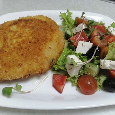 Шницель в панировке с греческим салатом в Гастрономический Паб по цене 660 ₽