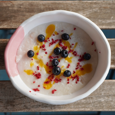 Каша рисовая с конфитюром из манго и свежими ягодами в Сладости и Радости Советская по цене 420 ₽