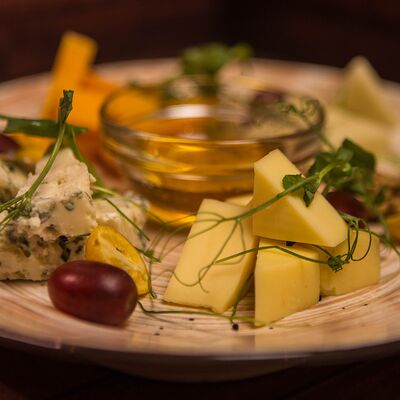 Ассорти сыров в Гриль-бар Бегемот и мышь по цене 1165 ₽