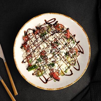 Салат чобан в Бакинский дворик по цене 560 ₽