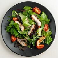 Салат с копченым угрем в КумКума