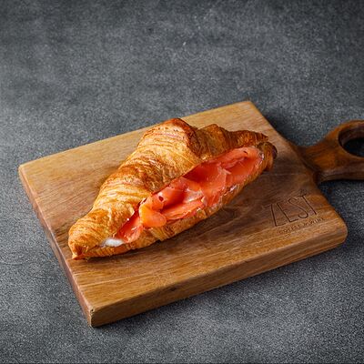 Круассан с лососем в Zest Coffee & Wine по цене 520 ₽