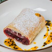 Вишневый штрудель с ванильным соусом в Eva bistro