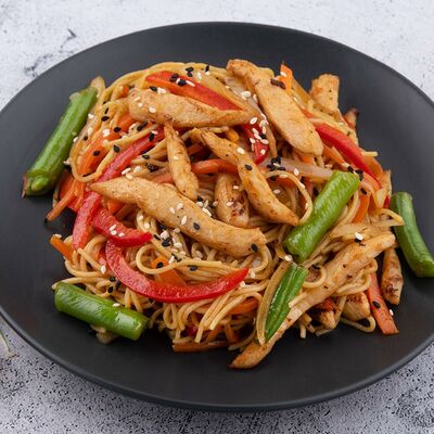 Лапша яичная с курицей под соусом терияки в Суши Мастер по цене 249 ₽