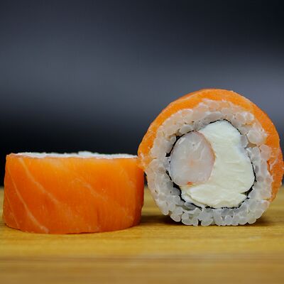 Филадельфия с креветкой в ДА, СУШИ по цене 639 ₽