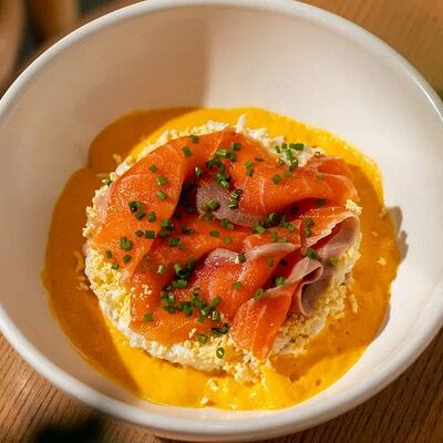 Салат со слабосоленой форелью, печеными овощами и муссом из моркови в MAYAR по цене 900 ₽