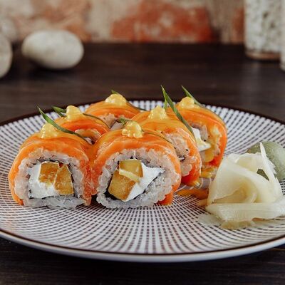 Ролл с лососем и манго в Эбби Noodles & Sushi Bar по цене 420