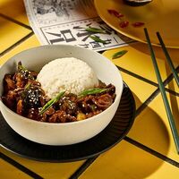 Говядина с брокколи в пряном соусе в Bao