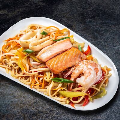 Яки удон с морепродуктами в Вкусно Суши по цене 529