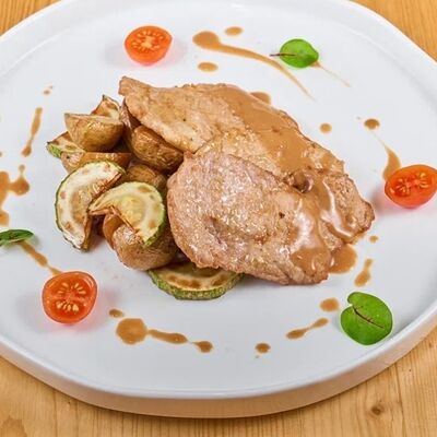 Медальоны из свинины в 4 сыра по цене 760 ₽