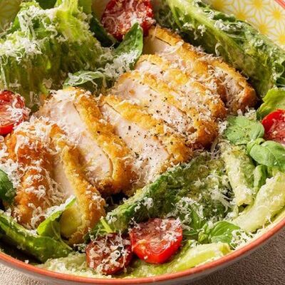 Салат с жареным цыпленком в Хариzма по цене 490 ₽