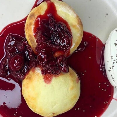 Сырники с вишней и сметаной в Улитка по цене 435 ₽