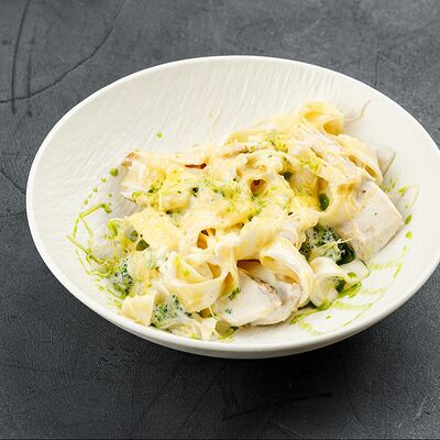 Сливочная паста с куриным филе и брокколи в Brooklyn Bowl по цене 499 ₽