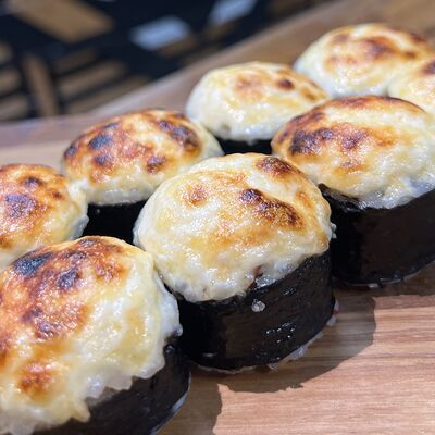 Запеченный ролл с курицей в Calipso по цене 680 ₽