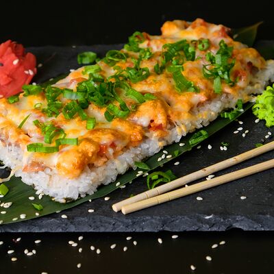 Суши-пицца с лососем в Caviar Rolls по цене 715 ₽