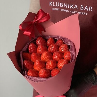 Букет из свежей клубники Летний день в Klubnika Bar по цене 2199