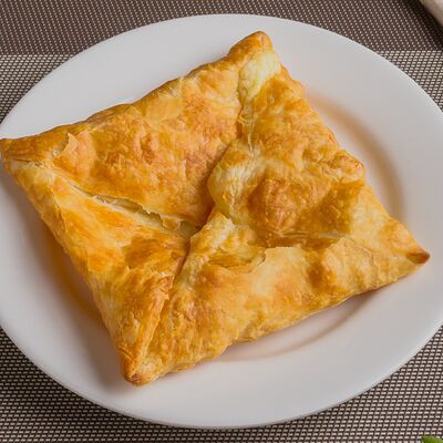 Хачапури из слоеного теста с сулугуни в Сандро по цене 1060 ₽